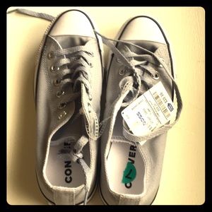 Converse  that are brand new still have a tag